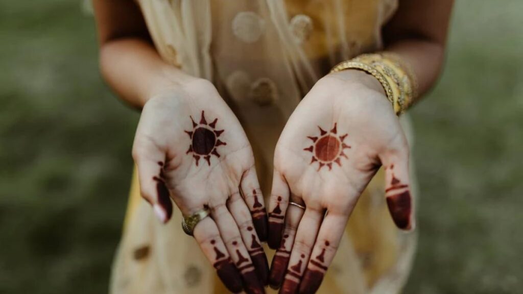 mehandi lgane ka tarika