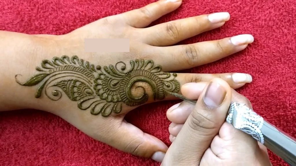 Simple classical Arabic mehndi design 