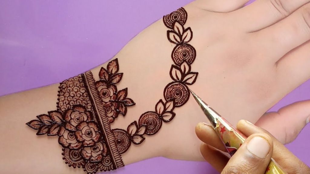 Simple classical Arabic mehndi design 